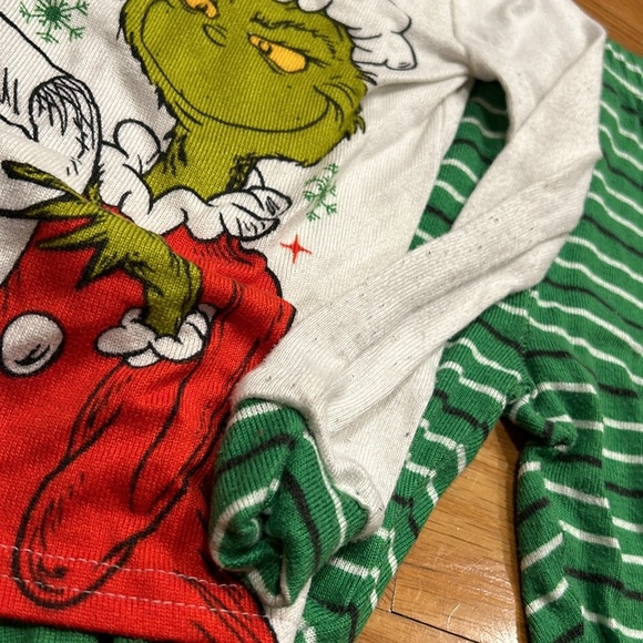 The grinch 4 T 2 piece - pulling noted - Picture 2 of 4